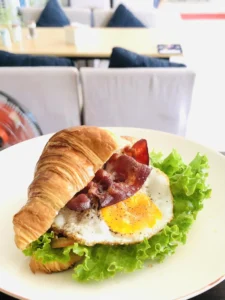 Cheese Bacon Croissant / Bánh sừng trâu thịt ba rọi trứng phô mai