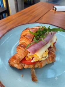 Ham & Cheese Croissant / Bánh sừng trâu thịt nguội phô mai
