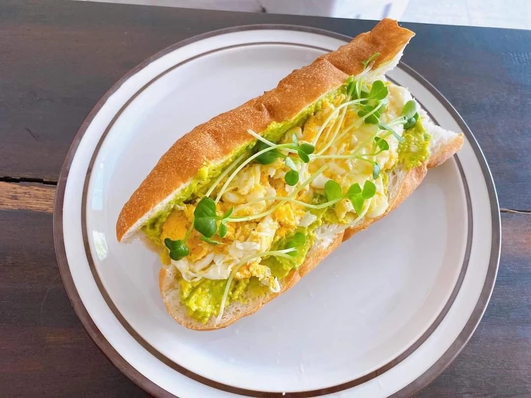 Smashed Avocado Baguette / Bánh mì trứng bơ nghiền kèm phô mai