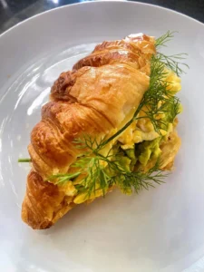 Smashed avocado Croissant / Bánh sừng trâu trứng kèm bơ nghiền